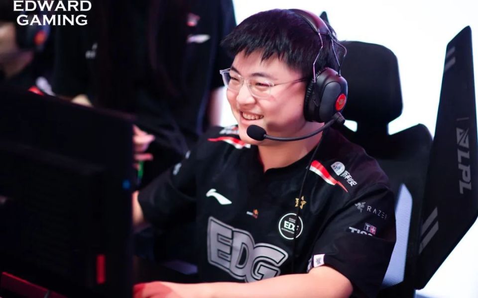 包含Uzi回归赛场，逆转首场状态亮眼，澳大利亚队观众沸腾！的词条